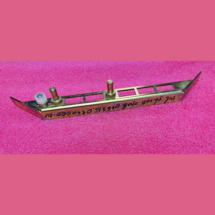 Отводка двери кабины правая 0463Б.03.40.060-01 МЛЗ