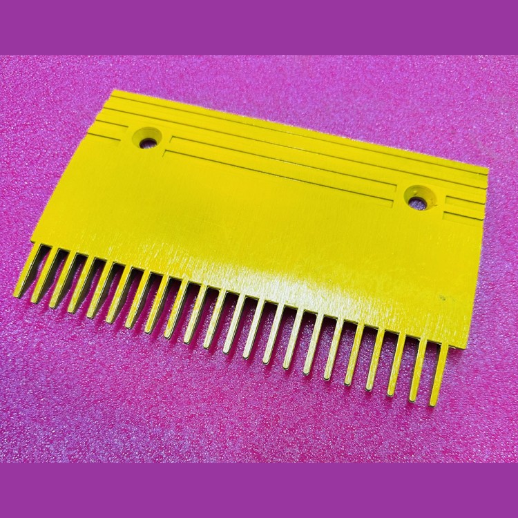 Гребенка эскалатора алюминиевая желтая левая A TravelMaster KM5130667H02 Kone