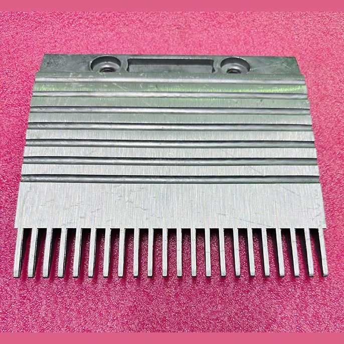 Гребенка эскалатора алюминиевая центральная тип С L=197,4мм GSE DEE3703280 Kone