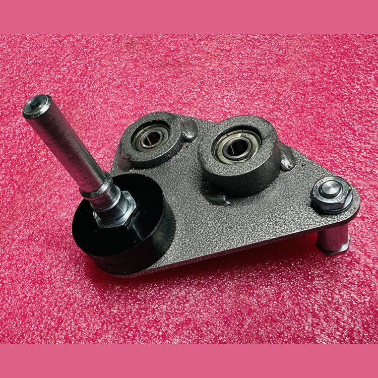 Рычаг трехплечий привода дверей кабины ось 81мм 0411Е.03.10.070 ЩЛЗ