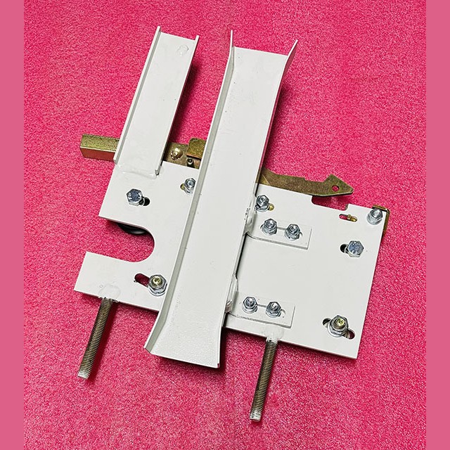 Каретка двери кабины с замком старого образца проем 1200мм левая 0721.03.91.040 ЩЛЗ