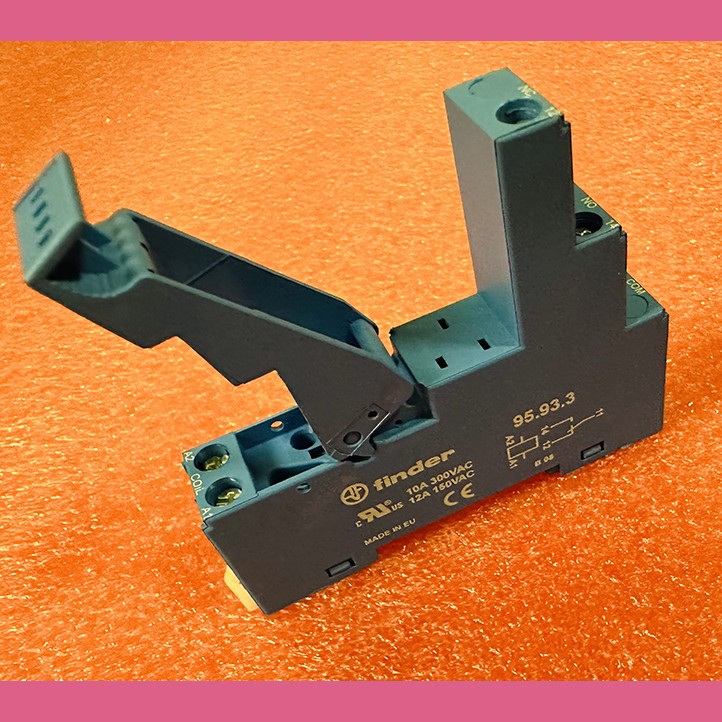Розетка для реле 40.31 и модуля 99.80 с пластиковым фиксатором 95.93.3SPA Finder