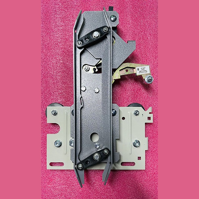 Каретка дверей кабины с отводкой левая 650/700/800мм 0411Е.03.10.020МП Ecomaks ЩЛЗ