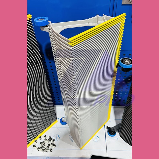 Ступень 1000мм тип ECO эскалатора (алюминий крашенный серый по RAL , 3 демаркац. желтые линии) ThyssenKrupp