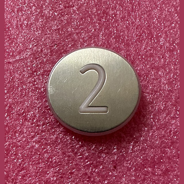 Нажимной элемент (толкатель) белый шлифованный "2" KM870822G002 Kone