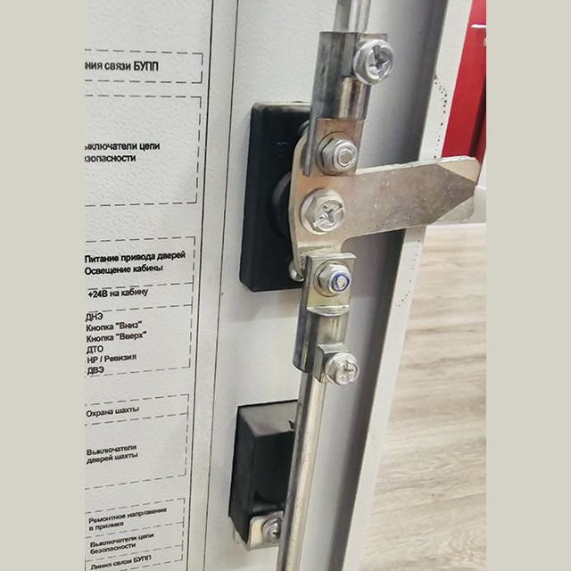 Запирающее устройство станции управления ЩЛЗ