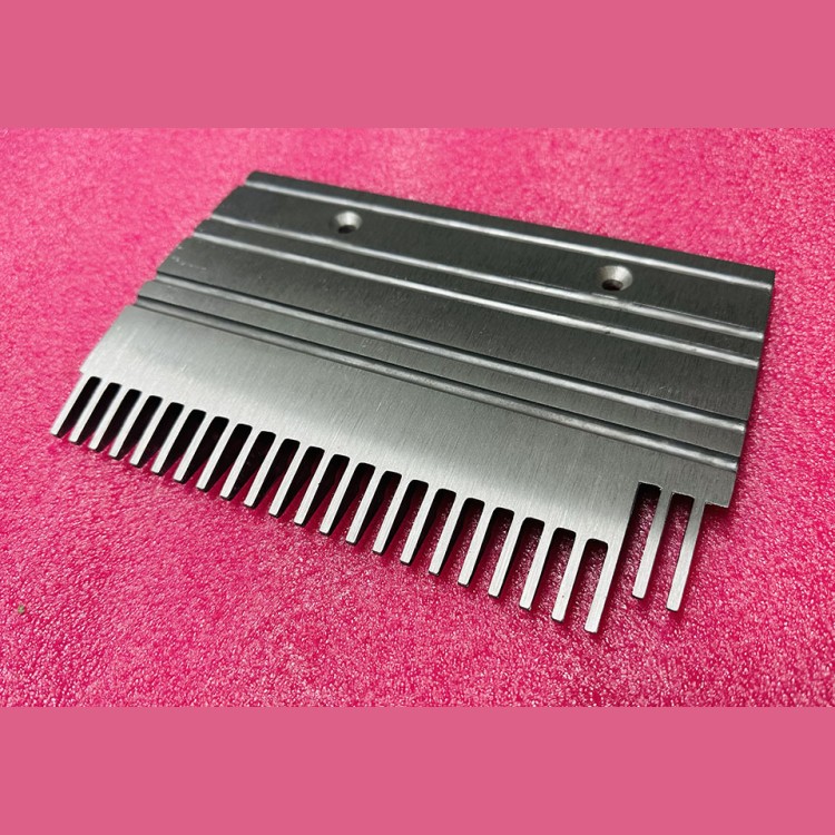 Гребенка левая 24 зуба эскалатора 506NCE 206х139мм для ступеней с демаркацией GAA453BM3 Otis