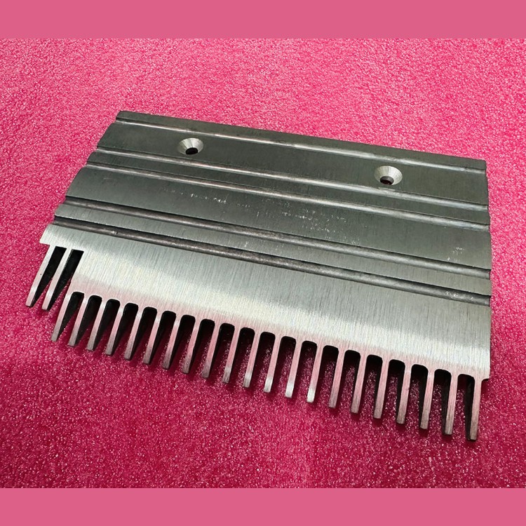 Гребенка правая 23 зуба эскалатора 506NCE 198х139мм для ступеней с демаркацией GAA453BM7 Otis